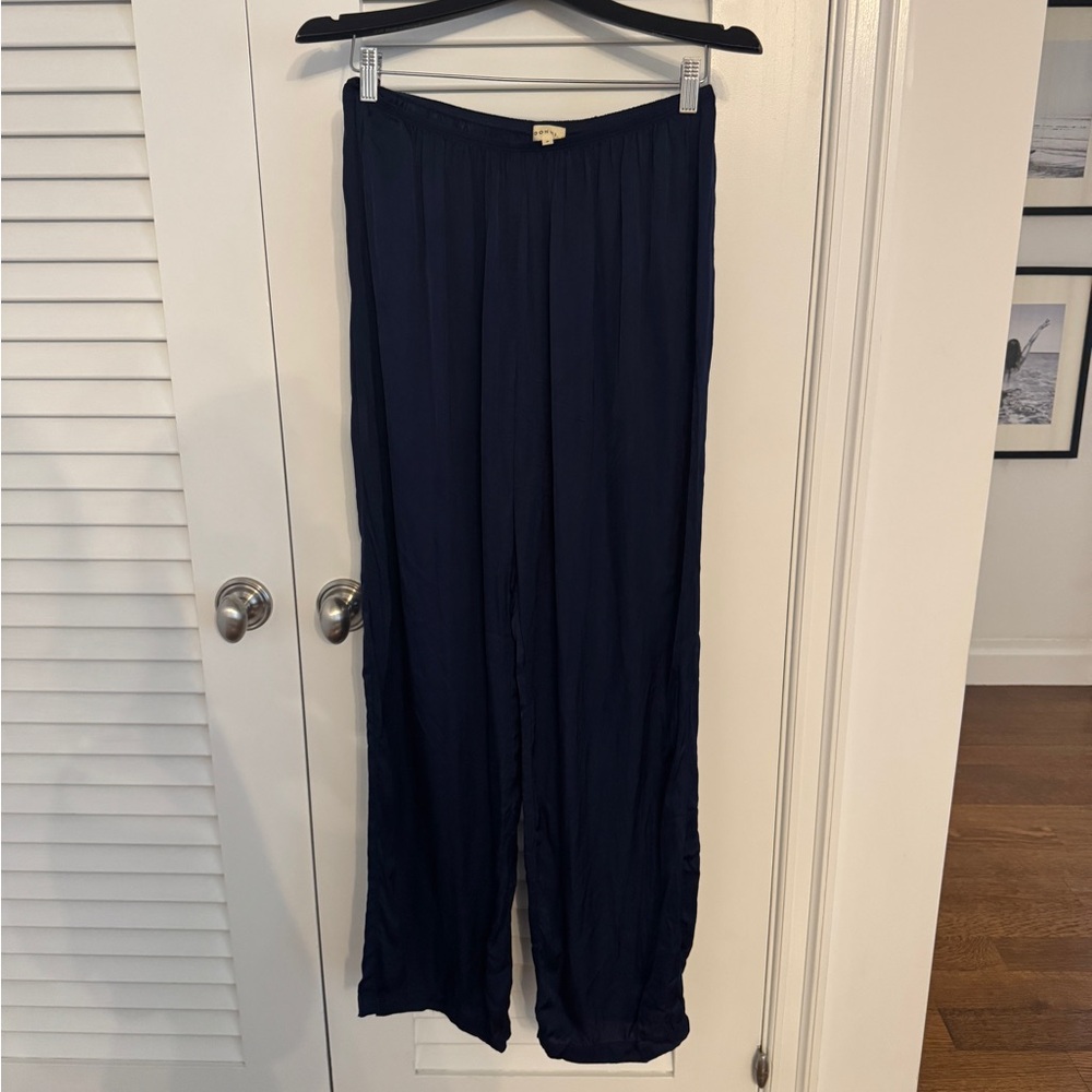 DONNI. Navy Wide Leg Pants Flowing High-Waisted Design